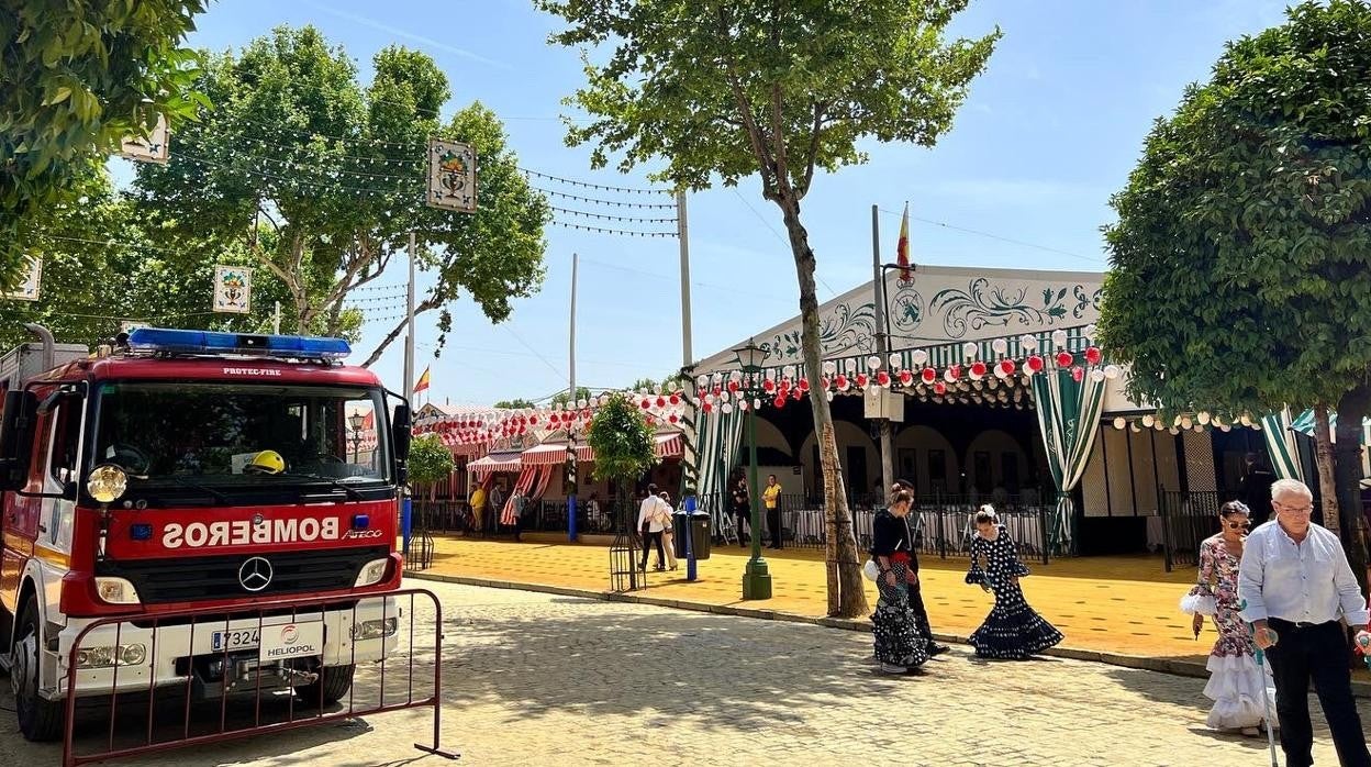 Un coche de bomberos en el real de la Feria