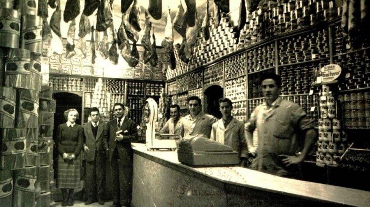 Julián Gómez Pando y su esposa, al fondo a la izquierda, posa con los trabajadores de la tienda.