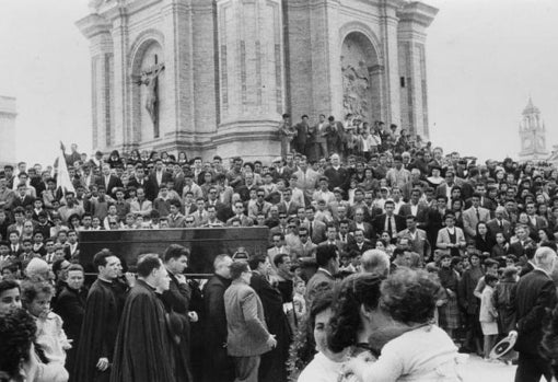 Imagen del entierro del cardenal Segura en abril de 1957 en el Monumento