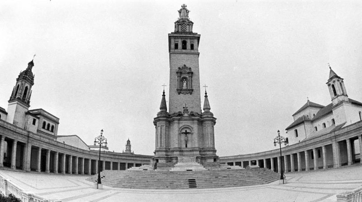 Vista panorámica de la gran plaza porticada en torno al monumento al Sagrado Corazón en San Juan