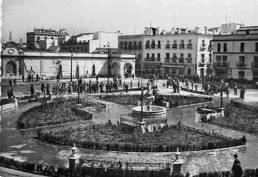 Se derribó la mitad del mercado para hacer una plaza ajardinada ante Puente y Pellón