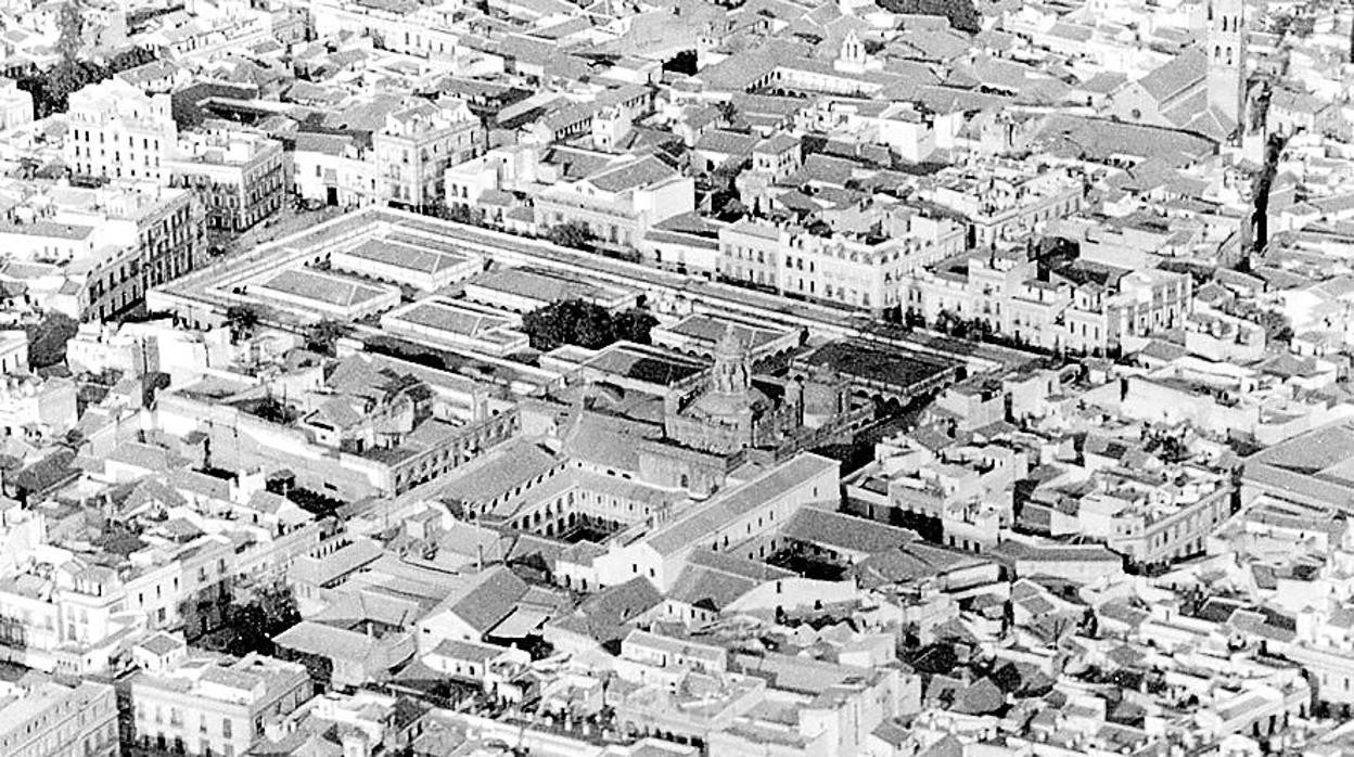 Vista aérea de la plaza de la Encarnación con el antiguo mercado