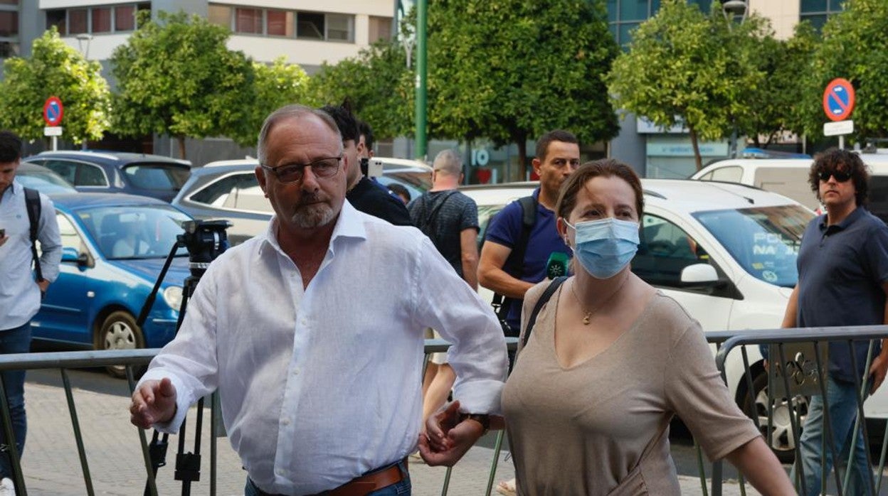 Antonio del Castillo y Eva Casanueva a su llegada a los juzgados