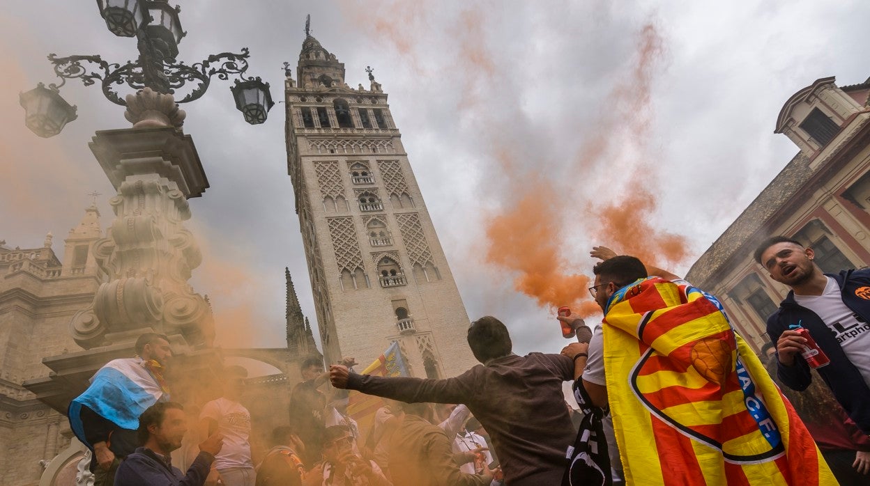 Los aficionados del Valencia antes de la última final de la Copa del Rey en Sevilla