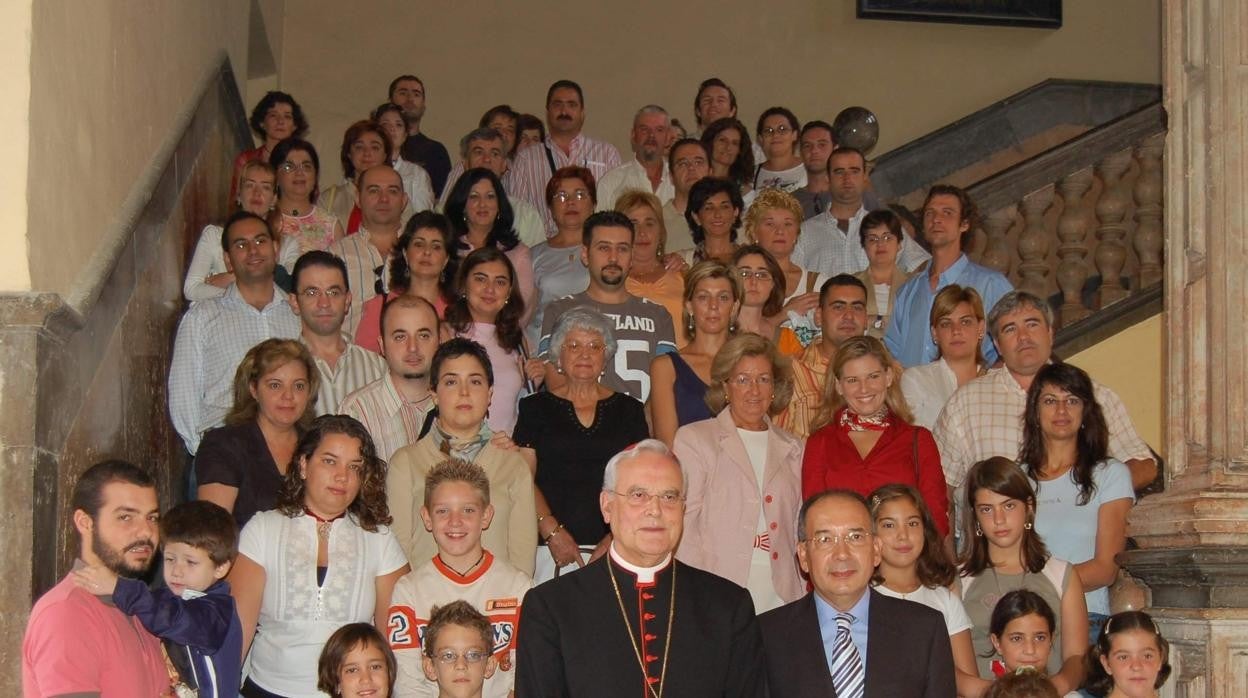 El cardenal Amigo Vallejo junto a José Pérez Bernal en el Congreso Maternidad y Trasplantes de 2005