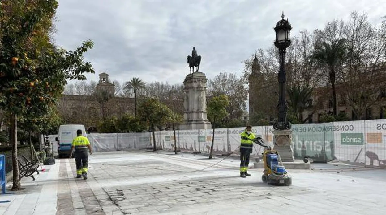Obras en la Plaza Nueva para arreglar las losetas deterioradas y el mármol deslizante
