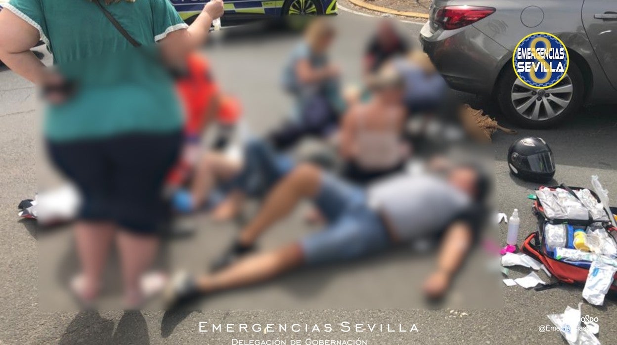 Momento en que los motoristas fueron atendidos por personal sanitario del 061 y agentes de la Policía Municipal