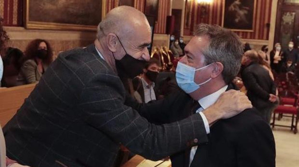 Antonio Muñoz se despide de su antecesor, Juan Espadas, en el Ayuntamiento