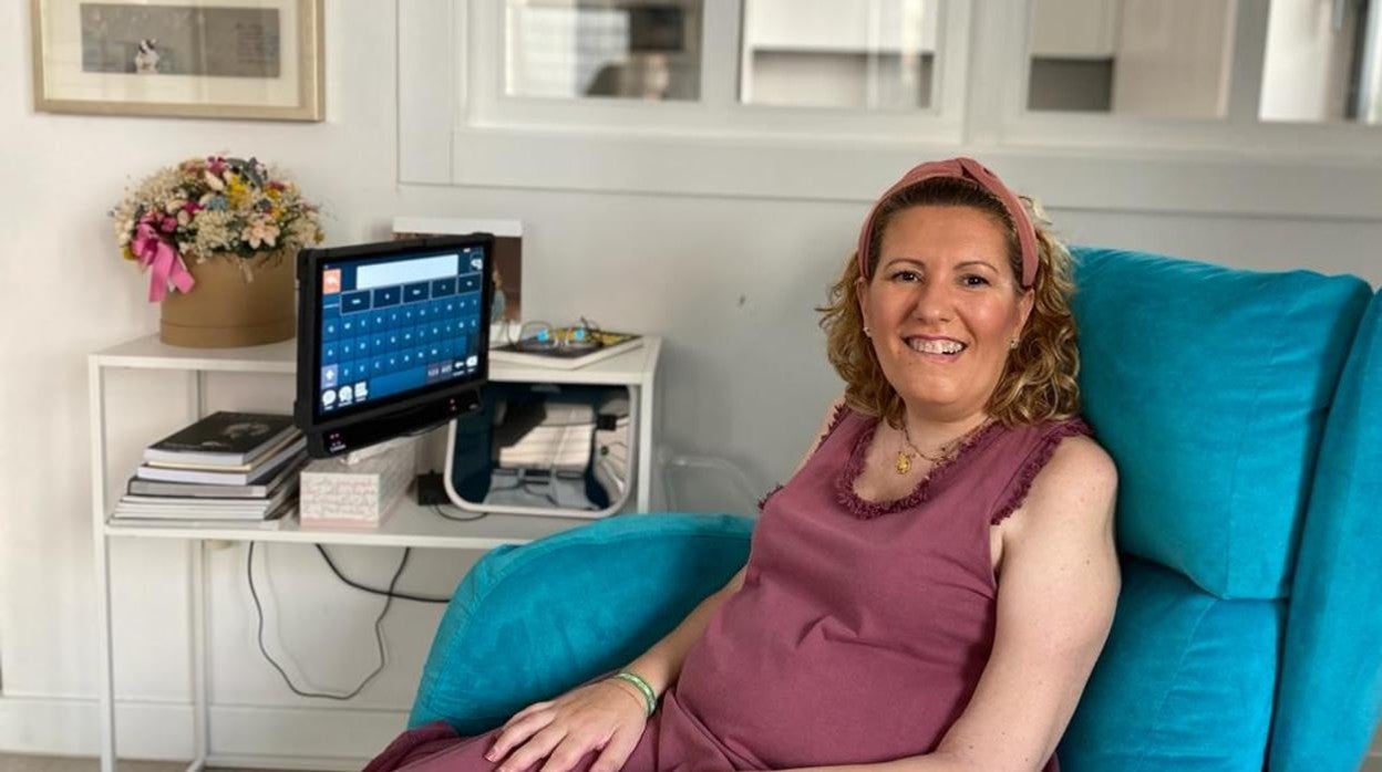 Rocío Sánchez Vidal en su casa del barrio de Miraflores junto al «MamaSiri», el dispositivo que le ha devuelto el habla y las ganas de vivir al permitirle comunicarse con su marido y sus hijos