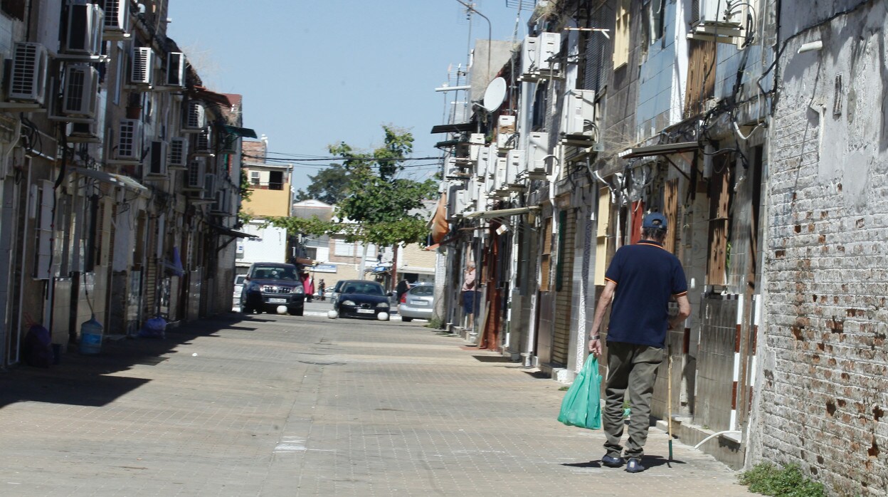 Sevilla tiene seis de los 15 barrios más pobres de España y, dos de ellos, encabezan el ranking del país