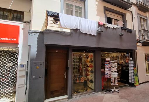 Toallas y ropa tendida en un balcón de una calle del centro de Sevilla