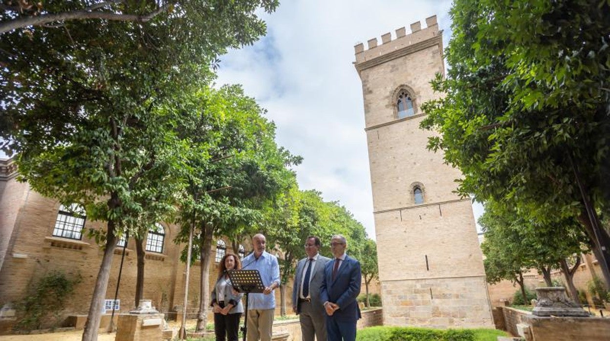 El alcalde, Antonio Muñoz, presentando ayer la intervención en la torre de Don Fadrique