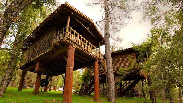 Cabañas de madera en la Sierra de Cazorla. Fuente: crsantamaria.com/los-nidos