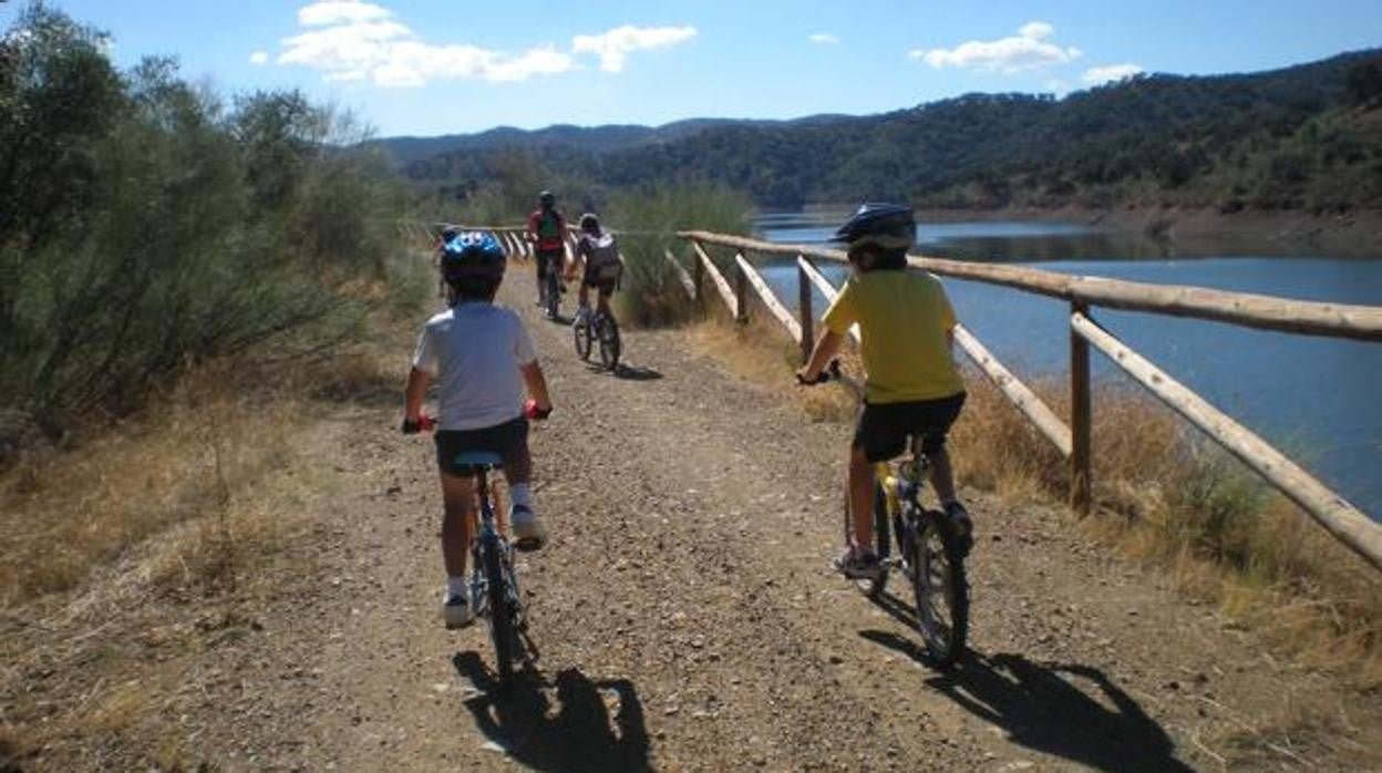 Cicloturismo en familia al pie del embalse de La Minilla