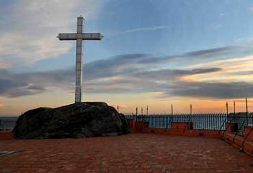 Imagen en la cúspide Peñón del Santo