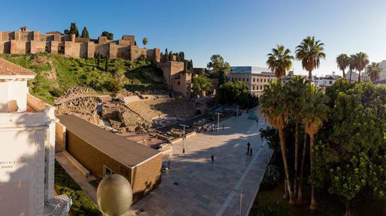 Calle Alcazabilla, con el Teatro Romano y la Alcazaba al atardecer