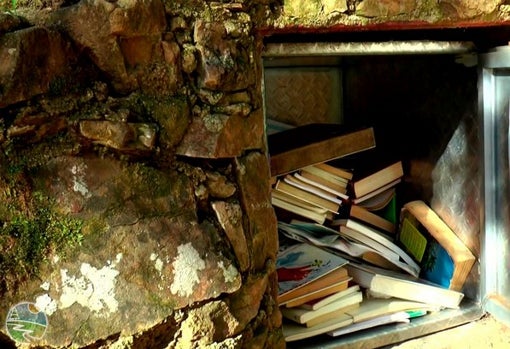Imagen del «intercambiador» de libros del Bosque de las Letras