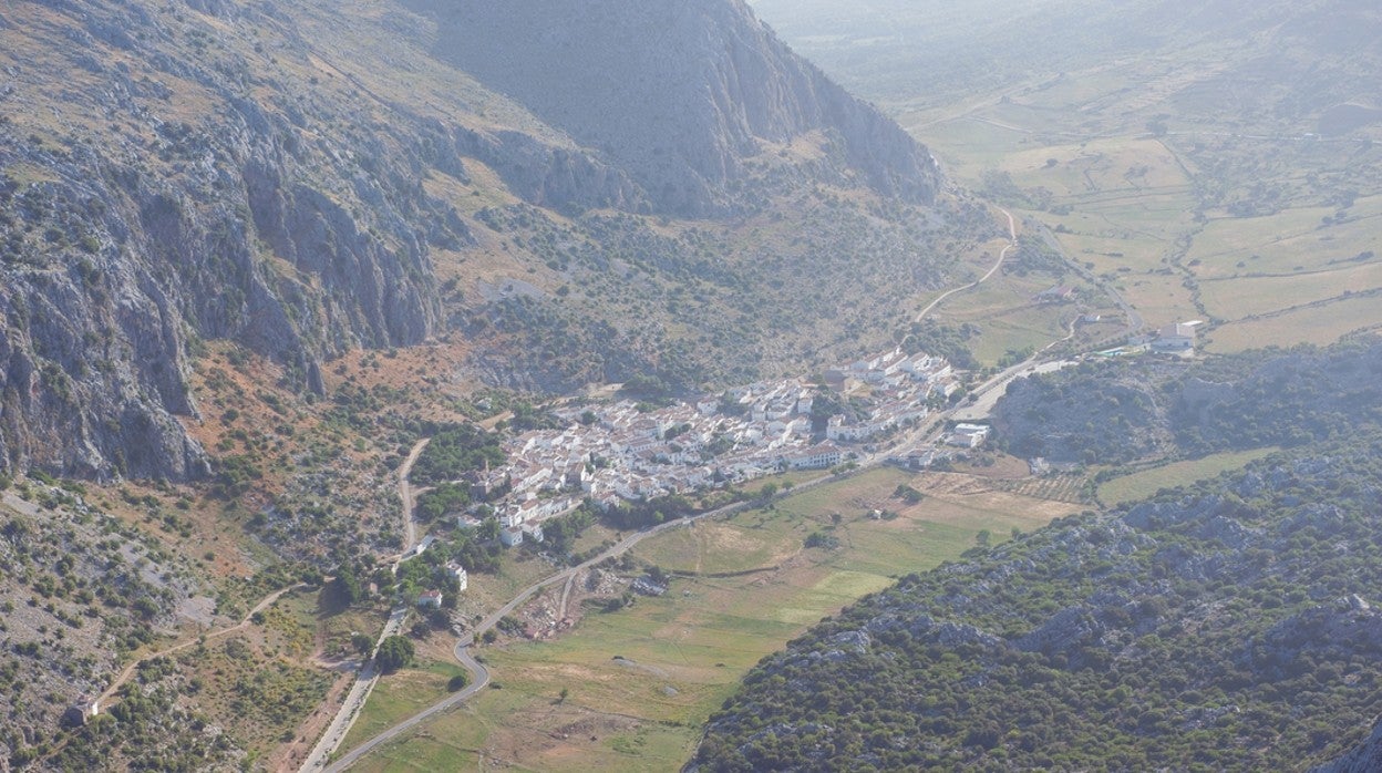 El municipio de Villaluenga del Rosario tiene una ubicación espectacular en plena sierra