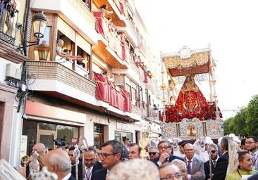 La Virgen de Araceli brilla en un diluvio de pétalos y cohetes