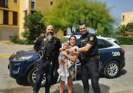 La Policía rescata a un bebé que se quedó atrapado a pleno sol en el interior de un coche en El Ejido