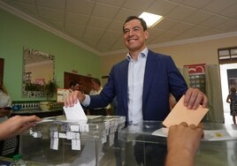 Juanma Moreno vota en Málaga y pide una participación masiva: «España se juega mucho»