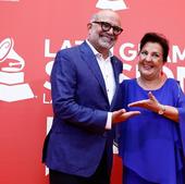 Carmen Linares posa con Manuel Abud, presidente de la Academia de los Grammys Latinos
