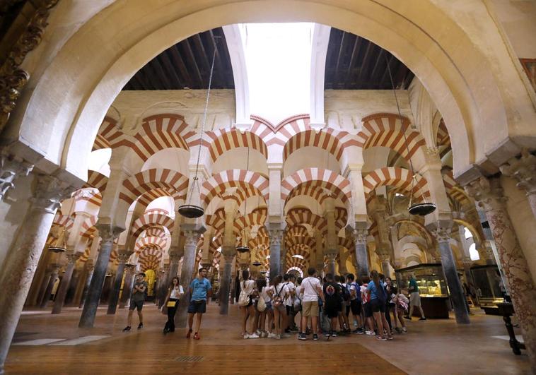 Un grupo de turistas en el interior de la Mezquita-Catedral