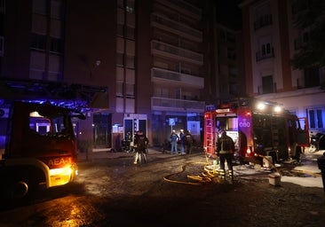 Incendio Córdoba | Desalojado un bloque junto a Reyes Católicos por un fuego en una cochera