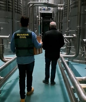 Imagen secundaria 2 - Entre todos los registros se han inmovilizado 16 depósitos de aceite y más de 5.200 litros de aceite de oliva adulterado listo para su venta al público. Han sido intervenidos más de 91.000 euros en efectivo, cuatro vehículos de alta gama y bloqueado varias cuentas bancarias.