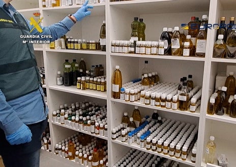 Imagen secundaria 1 - Entre todos los registros se han inmovilizado 16 depósitos de aceite y más de 5.200 litros de aceite de oliva adulterado listo para su venta al público. Han sido intervenidos más de 91.000 euros en efectivo, cuatro vehículos de alta gama y bloqueado varias cuentas bancarias.