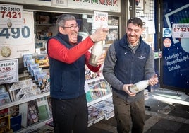 El lotero de los récords está en Granada: cuatro quintos premios, un segundo y el Gordo se han vendido en su quiosco