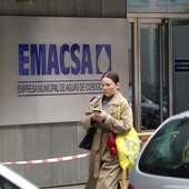Una mujer pasea por delante de la sede principal de Emacsa