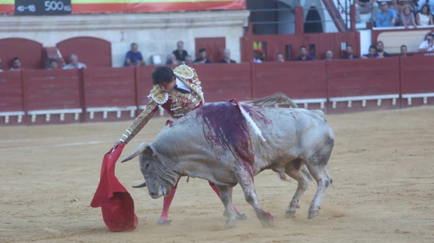 Roca Rey paga con sangre y heroísmo la sucesión de El Juli en el trono del toreo