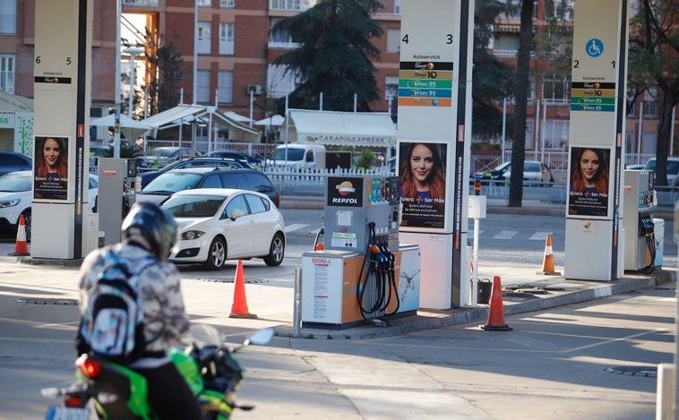 Las gasolineras mantienen los descuentos fijados por el Gobierno