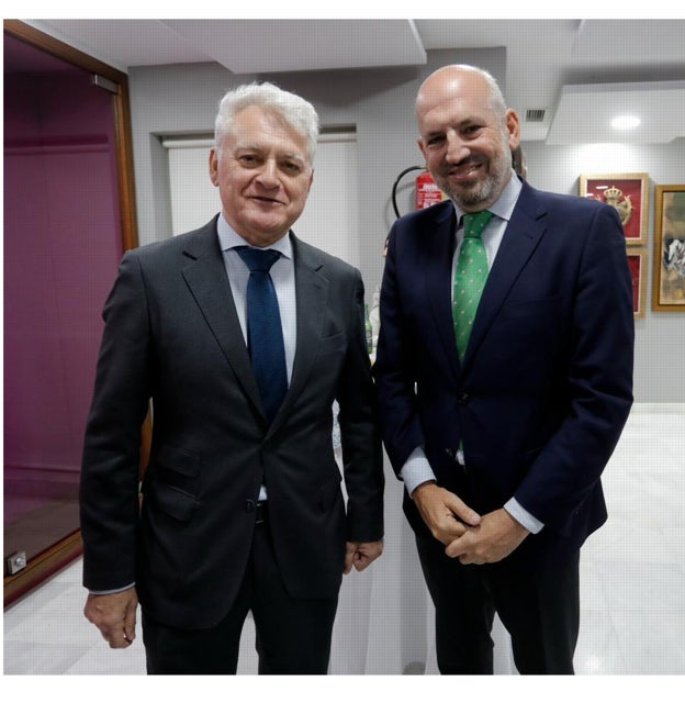 El Teniente de Alcalde delegado de Fiestas con el pregonero