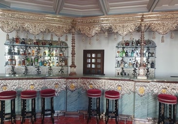 La barra de un bar simulando un paso de palio