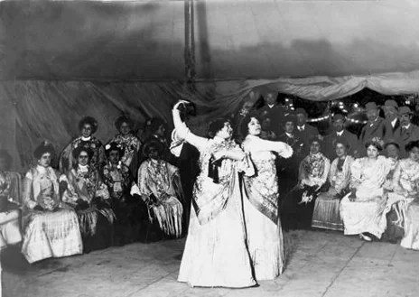 Imagen secundaria 1 - La historia y el origen del traje de flamenca: así ha evolucionado