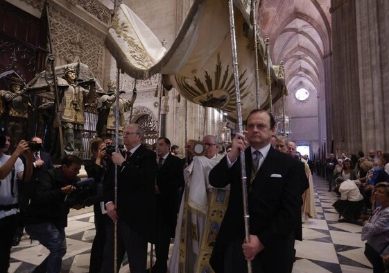 Sevilla celebra un Corpus íntimo en el interior de la Catedral