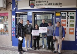 Un quinto premio de la Lotería de Navidad cae en el Parque Alcosa de Sevilla con el 86007, en imágenes