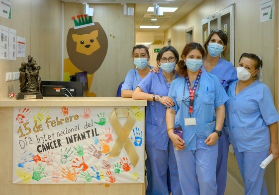 Profesionales de la Unidad de Oncología Infantil del Hospital Virgen del Rocío