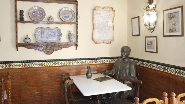 Estatua de Lorca en el Bar Chikito