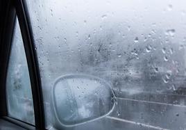 Los ocho trucos para que los cristales del coche no se empañen cuando llueve