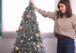 Una influencer despliega el árbol de Navidad