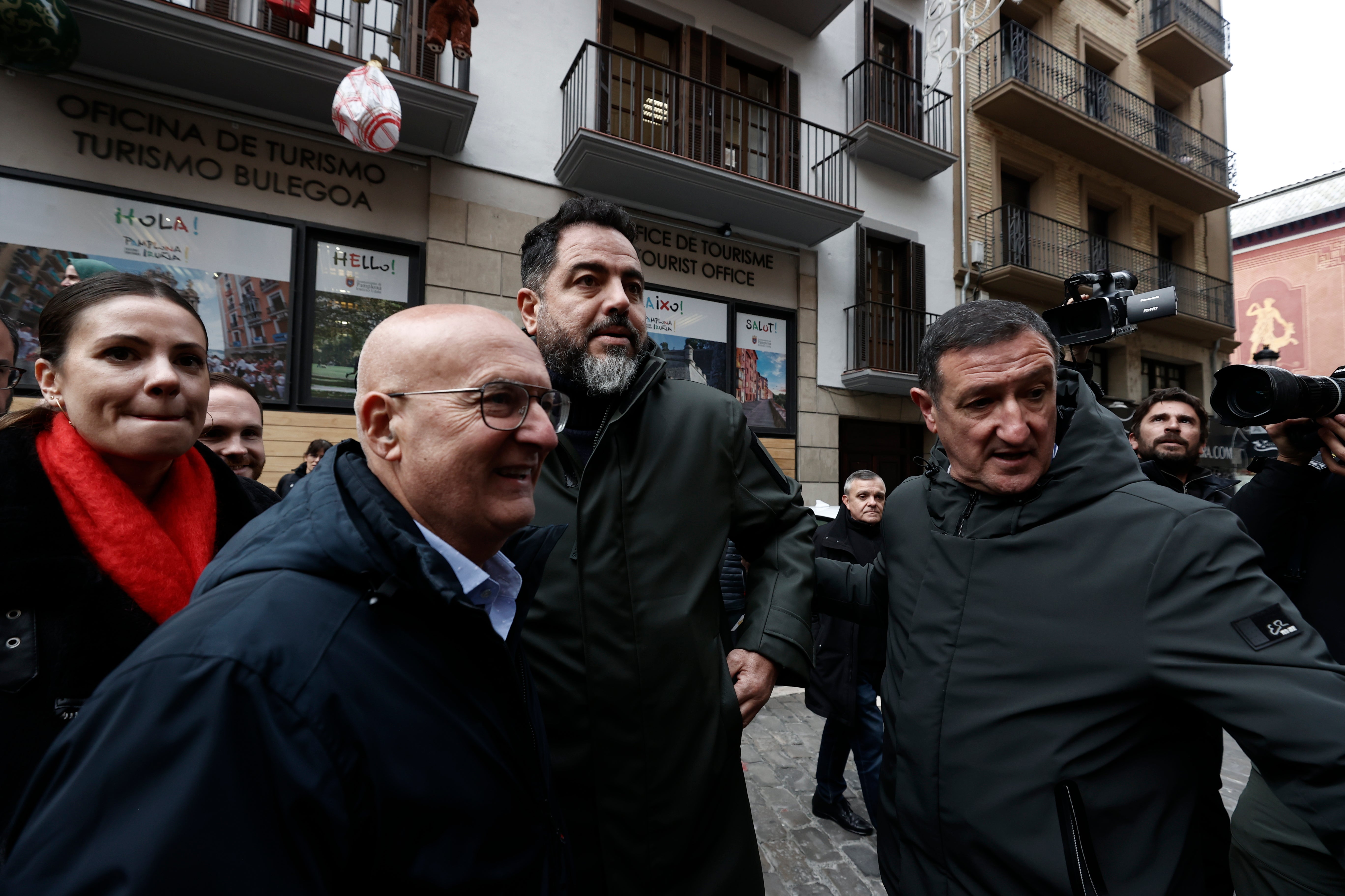 El portavoz del Grupo Parlamentario del PSN, Ramón Alzorriz (c) junto a los concejales del partido a su llegada a la plaza del Ayuntamiento de Pamplona