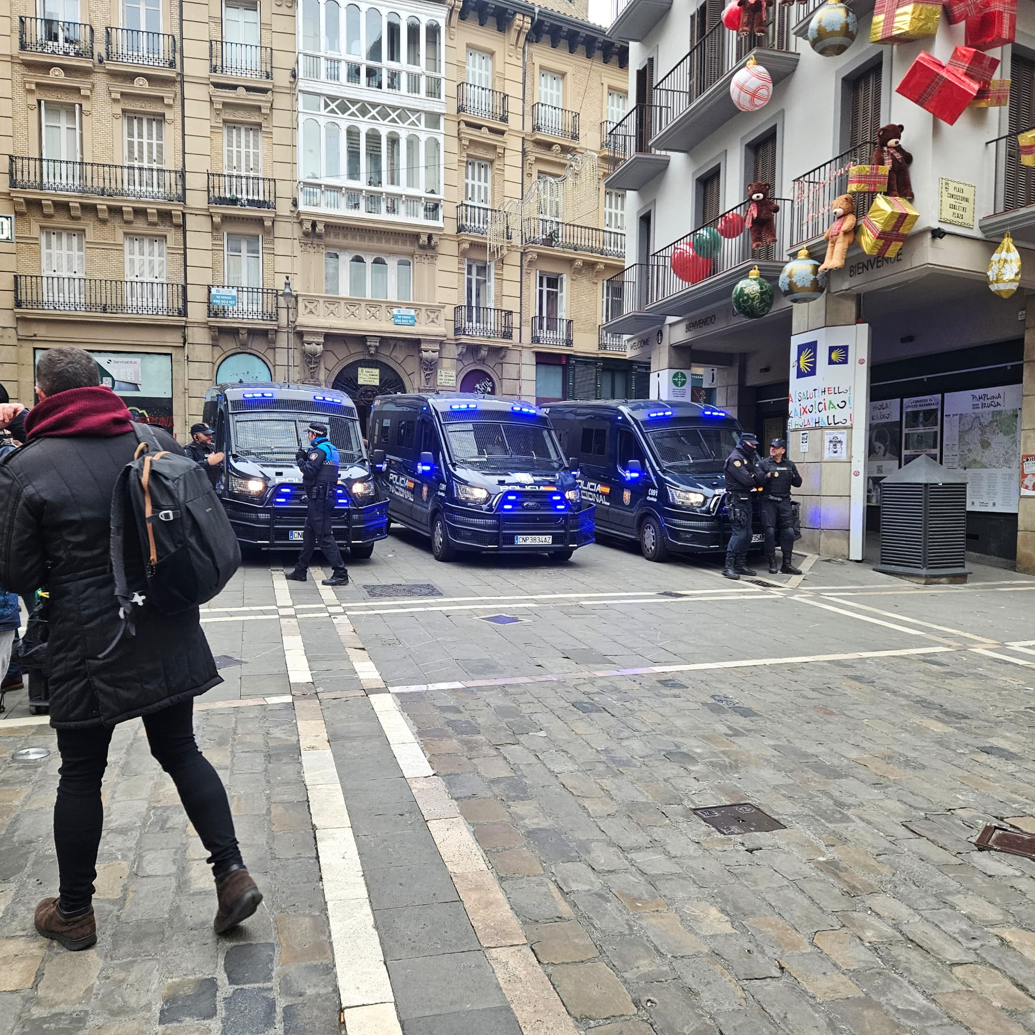 Furgones policiales frente al Ayuntamiento de Pamplona