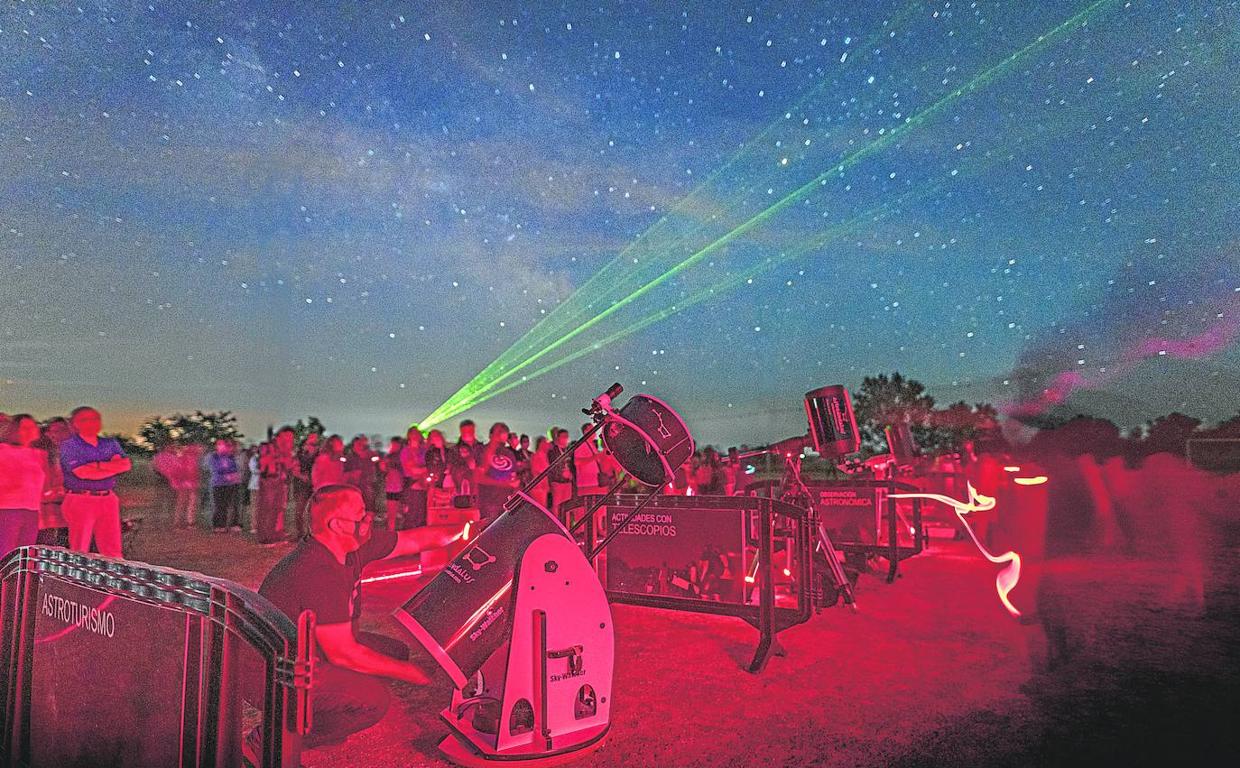 Observación astronómica durante una 'star party' en Ávila