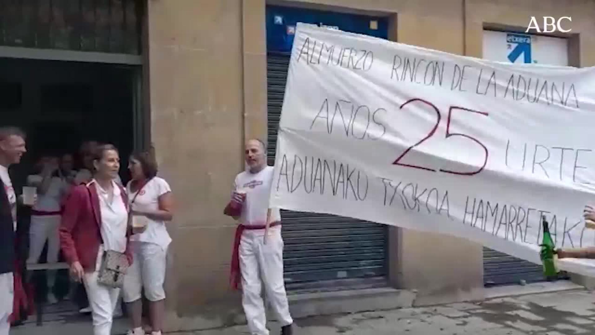 Almuerzos sanfermineros en las calles de Pamplona antes del inicio de los Sanfermines 2022