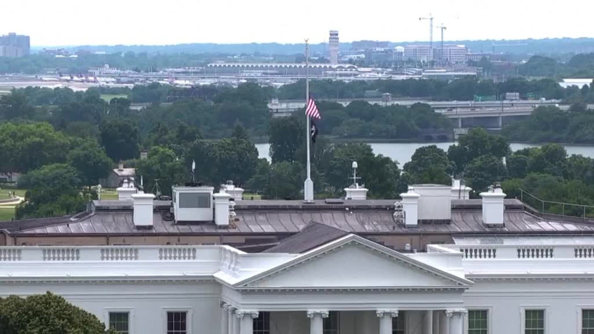 Biden ordena que la bandera de la Casa Blanca ondee a media asta en memoria de Abe