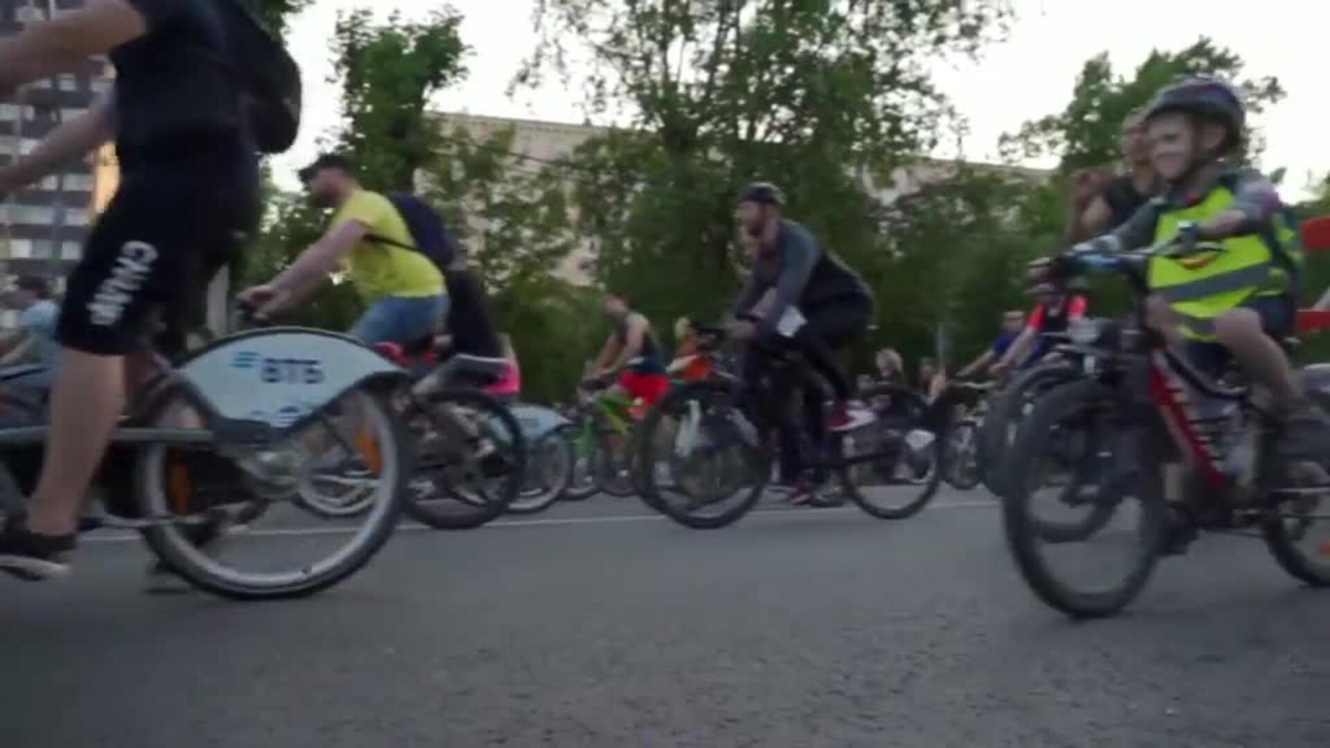 Desfile ciclista en Moscú para celebrar el verano y el fin de las restricciones covid