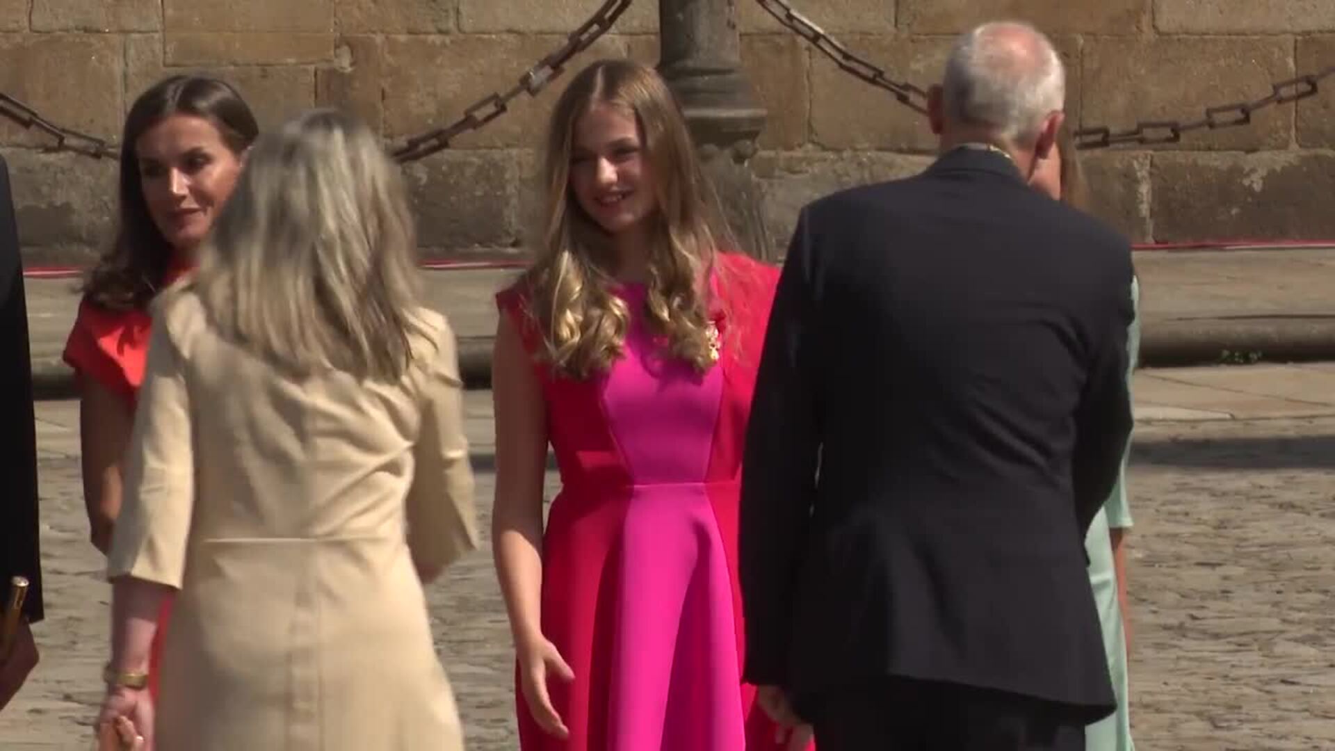 La Reina, la princesa Leonor y la infanta Sofía impactan con sus looks en Santiago